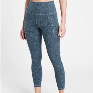 Athleta Salutation Stash Il Textured Tight Blue Leopard Capri Legging Women’s M